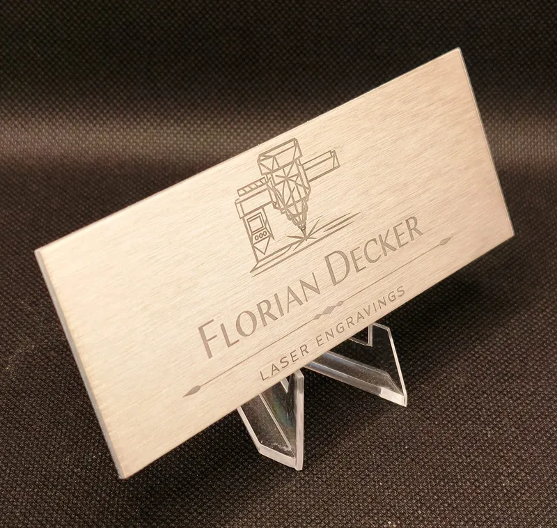 Metallschild mit graviertem Logo