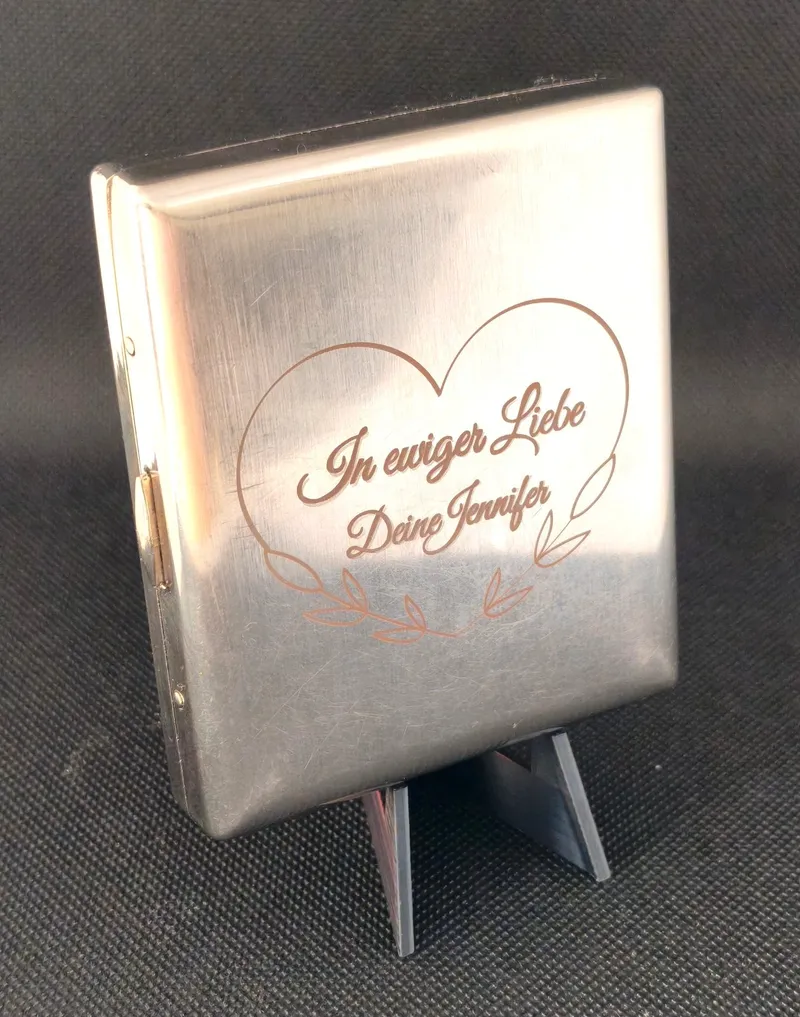 Metall-Etui mit graviertem Herz und Widmung „Deine Jennifer“