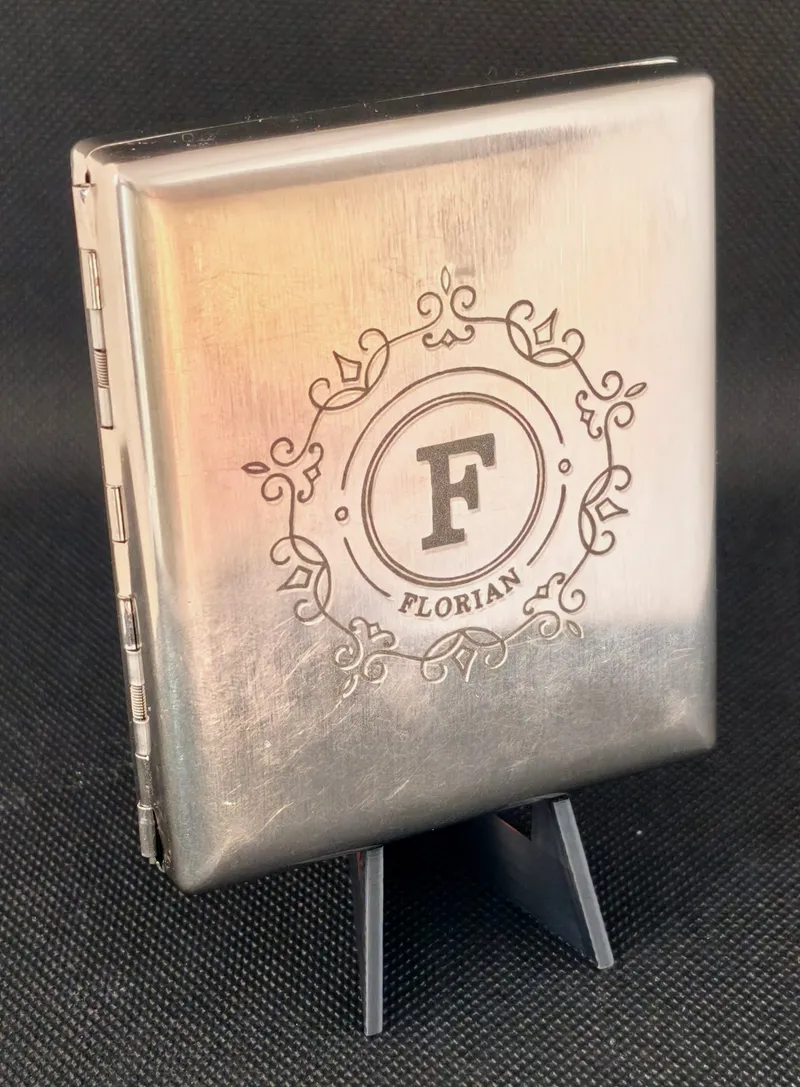 Metall-Etui mit graviertem Monogramm „F“