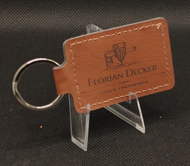 PU-Leder-Schlüsselanhänger mit graviertem Logo