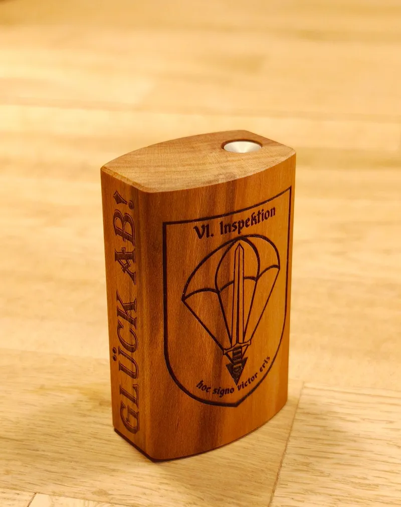 Schnupftabakdose aus Kirschholz mit Gravur „GLÜCK AB!“ und Fallschirm-Emblem